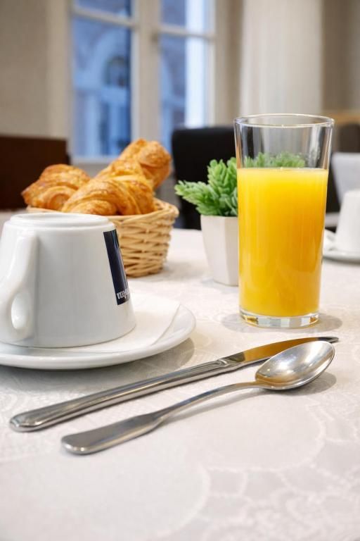 Croissants, café et jus d’orange au petit-déjeuner