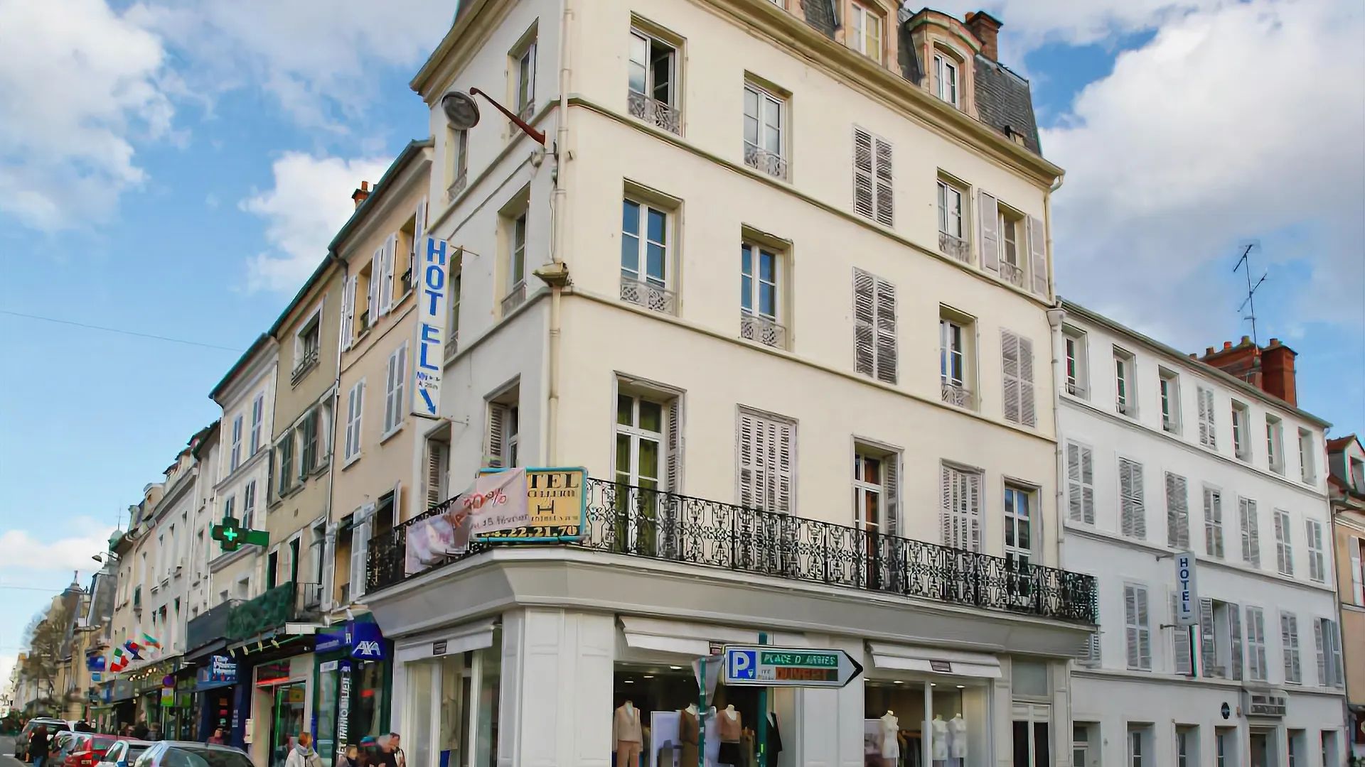 L’hôtel à l’angle de la rue