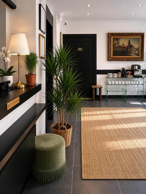 Hall de l’hôtel avec plantes et tapis en fibre