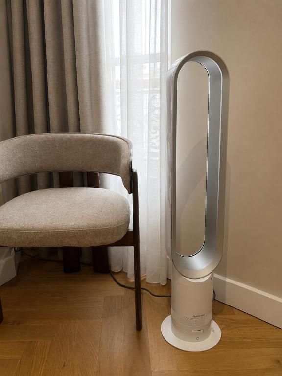 Fauteuil près de la fenêtre