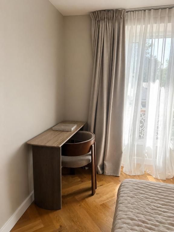 Bureau près de la fenêtre dans une chambre